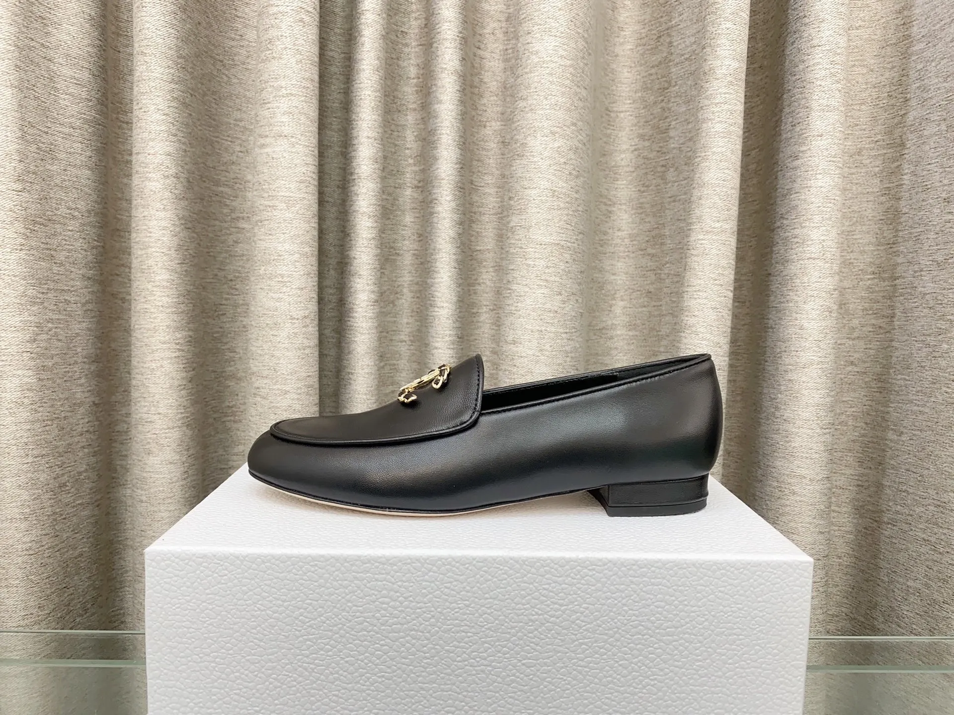 👟👟Ex-factory price 620👟👟 25Fw new spring and summer Chanel small perfume diamond double C half slippers/Loaf single shoes. Versatile style that you don’t get tired of. Super classic style. Casual with exquisiteness and stable temperament. This spring and summer is a beautiful bonus treasure! Upper: Lambskin Lining: Lambskin lining High heels: Flat soles: Italian genuine leather outsole Size: 35-39 (40 and 41 customizations are not returnable)